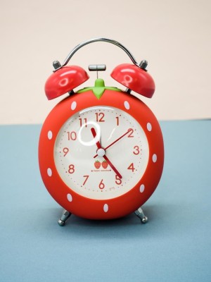 Часы-будильник «Strawberry», red