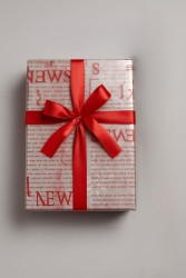 Пленка прозрачная двухцветная с рисунком "Газета" бело-красная, 70см*10ярд