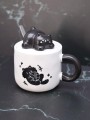 Кружка «Playful cat on the back», black (380 ml)