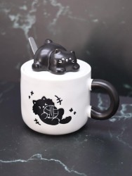 Кружка «Playful cat on the back», black (380 ml)