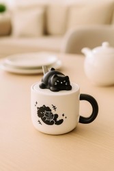 Кружка «Playful cat on the back», black (380 ml)