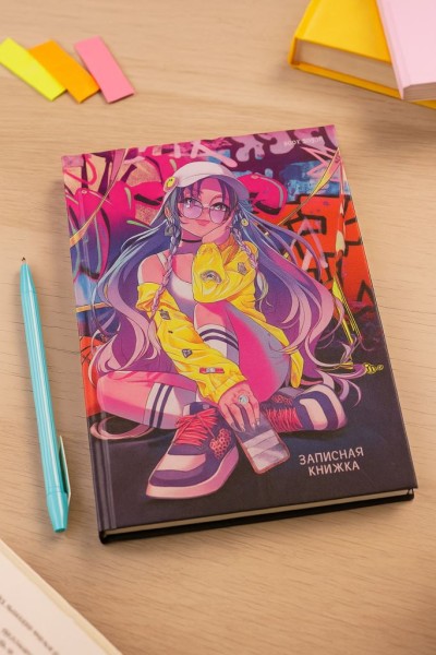 Записная книжка в жесткой обложке (А6) "Уличная анимешница" 96 л, клетка  (15,2x10,6 см) 