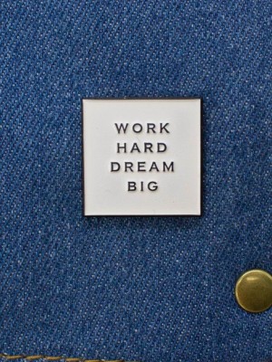 Значок "Work hard dream big"