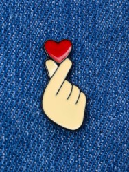 Значок металлический iLikeGift "Heart in hands"